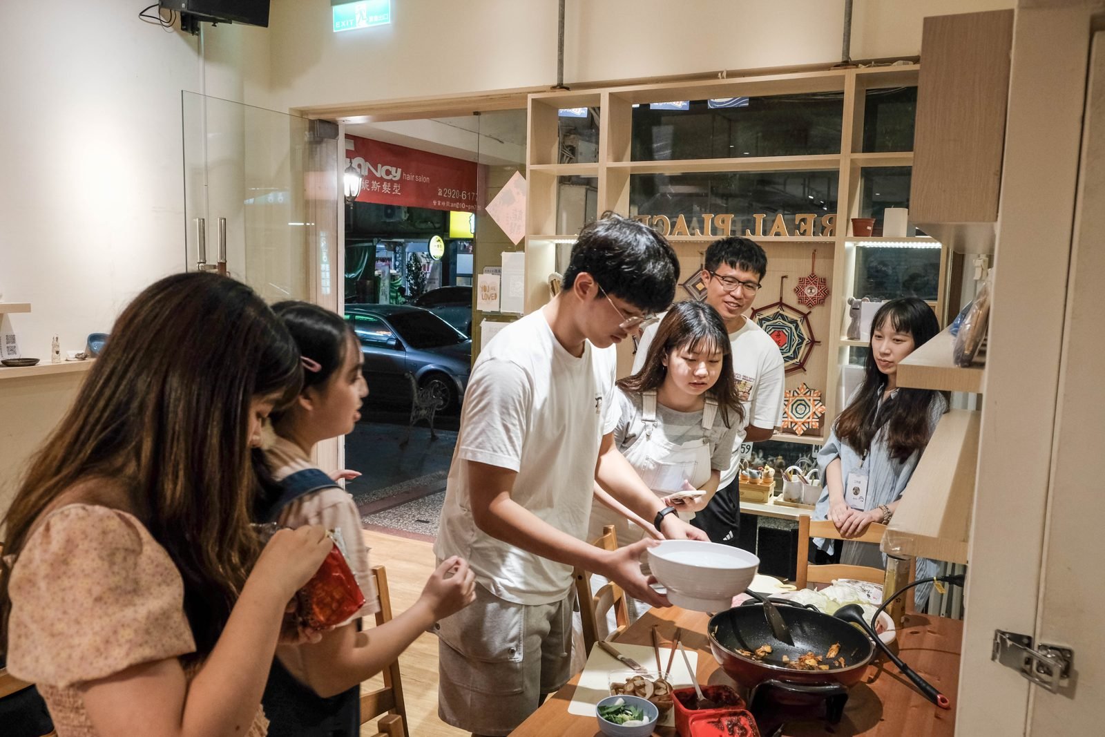 大家一起翻炒部隊鍋食材