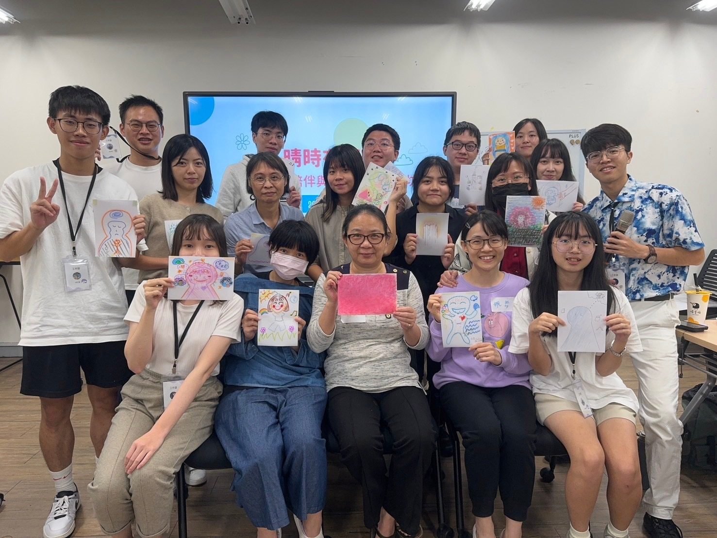 工作坊參與者手持書寫卡片合影